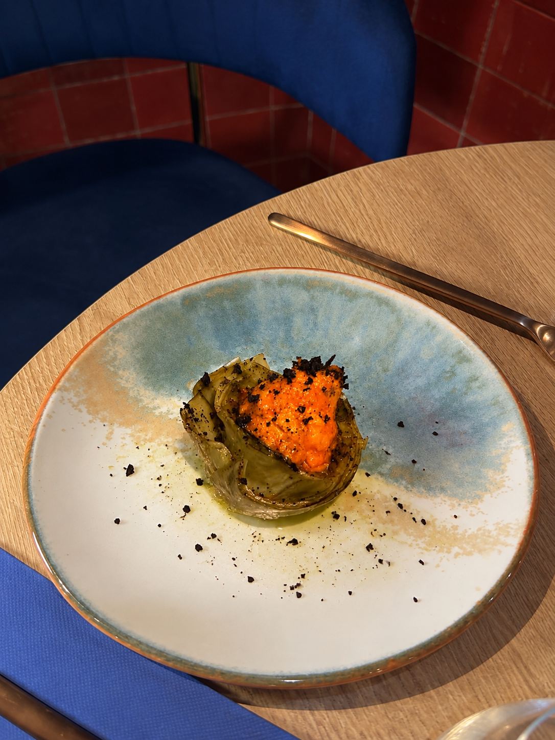 Alcachofa con huevas de salmón, uno de los platos de la carta de AURA