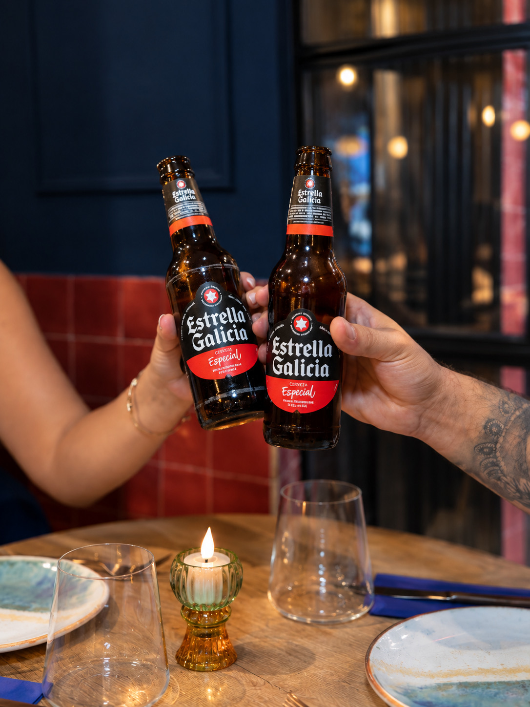 Brindis con dos cervezas Estrella Galicia en AURA